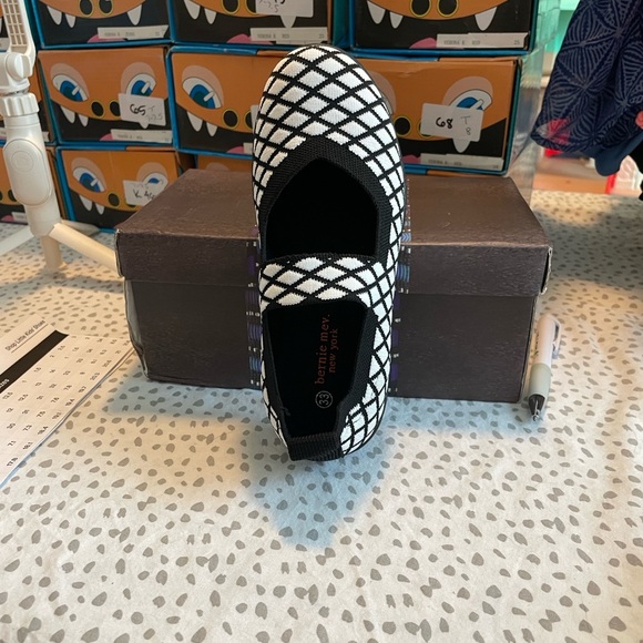Berni Mev Stylish Black and White Cuddly K Kids Shoes size 13.5 girls NIB - Picture 3 of 4
